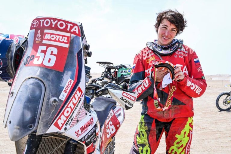 First Female Rider to Complete Dakar in Malle Moto